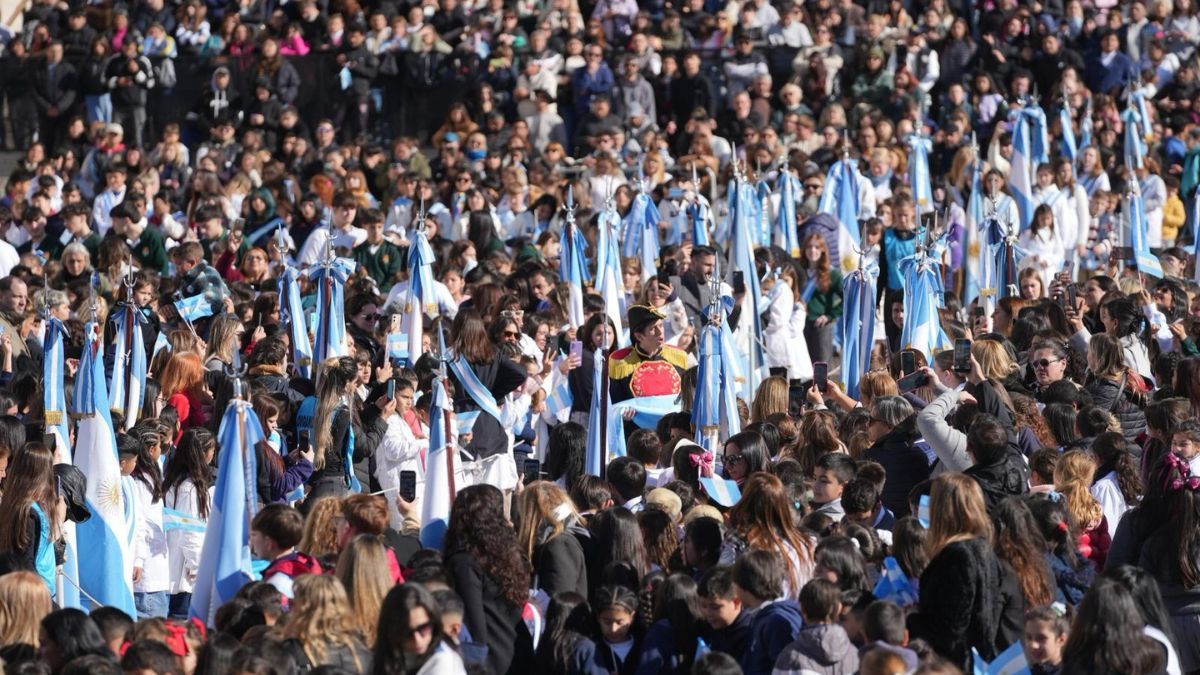 Hay algo profundamente argentino en esa forma de transitar la vida. Porque la bandera no asoma únicamente cuando se gana.&nbsp;
