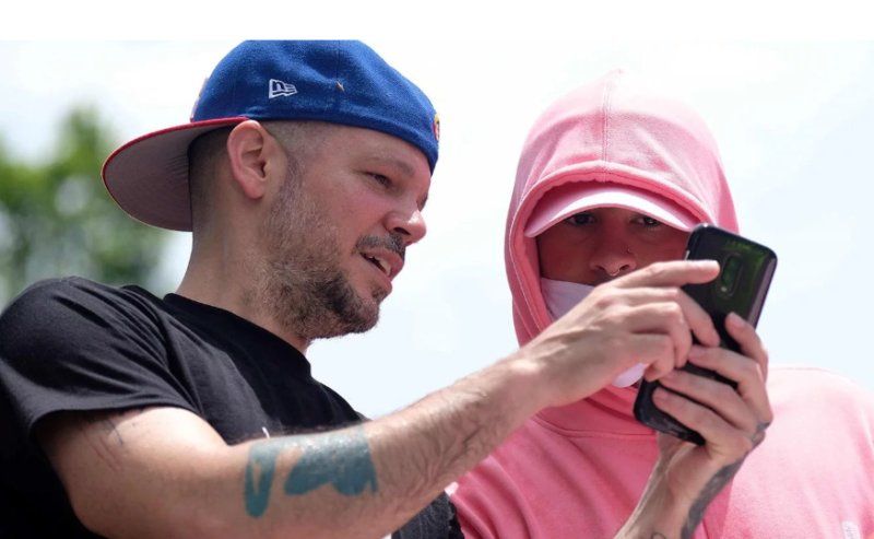 Promesa cumplida: Residente y Bad Bunny sacaron una canción