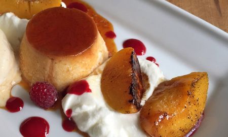 Flan de manzanas caramelizadas con crema. Flan de manzanas caramelizadas con crema.