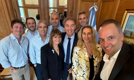 La secretaria general de la Presidencia, Karina Milei, convocó a una reunión de la mesa política de La Libertad Avanza para el próximo martes, en el primer encuentro del órgano tras la renuncia de Manuel Adorni y que marcará el debut de Diego Santilli en su nuevo rol como jefe de Gabinete. La secretaria general de la Presidencia, Karina Milei, convocó a una reunión de la mesa política de La Libertad Avanza para el próximo martes, en el primer encuentro del órgano tras la renuncia de Manuel Adorni y que marcará el debut de Diego Santilli en su nuevo rol como jefe de Gabinete.