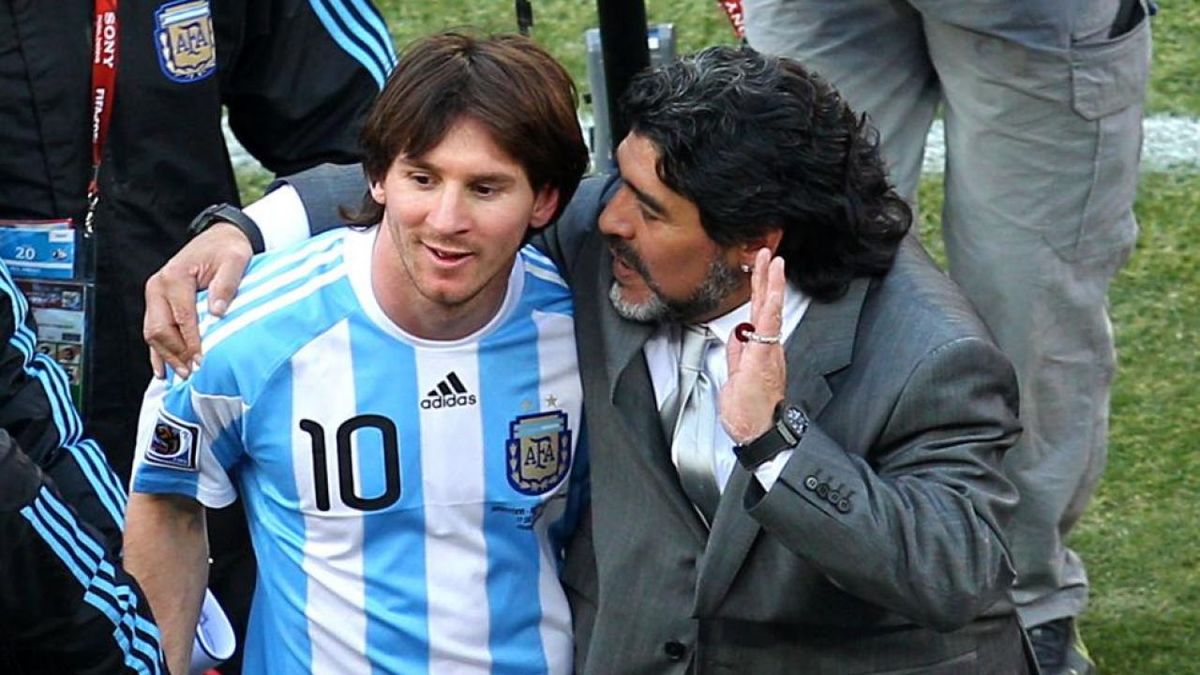 Lionel Messi y Diego Maradona juntos, durante el Mundial Sudáfrica 2010. Los dos mejores jugadores en la historia de Argentina se juntaban para ilusionar a todo el pueblo con el título en la Copa del Mundo.