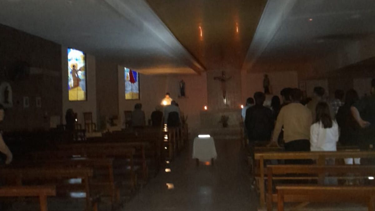 A la luz de las velas: así dieron la misa el jueves en San Cayetano y esto continuará durante este viernes. A la luz de las velas: así dieron la misa el jueves en San Cayetano y esto continuará durante este viernes.