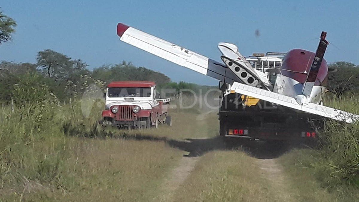 Trasladan en un flete por la ruta 11 la avioneta narco siniestrada en San Justo