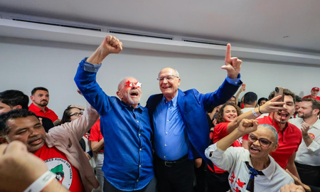 Lula da Silva celebró su victoria en el balotaje presidencial de Brasil, tras una campaña marcada por la polarización política y una fuerte disputa por el voto de los brasileños. Lula da Silva celebró su victoria en el balotaje presidencial de Brasil, tras una campaña marcada por la polarización política y una fuerte disputa por el voto de los brasileños.