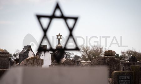 En el cementerio israelita, la estrella de David -pintada de negro- está en la cúspide de un monolito que recuerda a los 60 niños que murieron en la estación de trenes de Palacios. En el cementerio israelita, la estrella de David -pintada de negro- está en la cúspide de un monolito que recuerda a los 60 niños que murieron en la estación de trenes de Palacios.