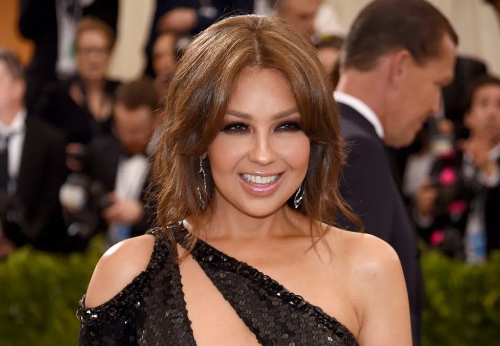 La cantante y actriz volvió a referirse a los rumores, pero esta vez se lo tomó con humor. "Qué mejor regalo para mi flaca que... mi costilla", escribió.