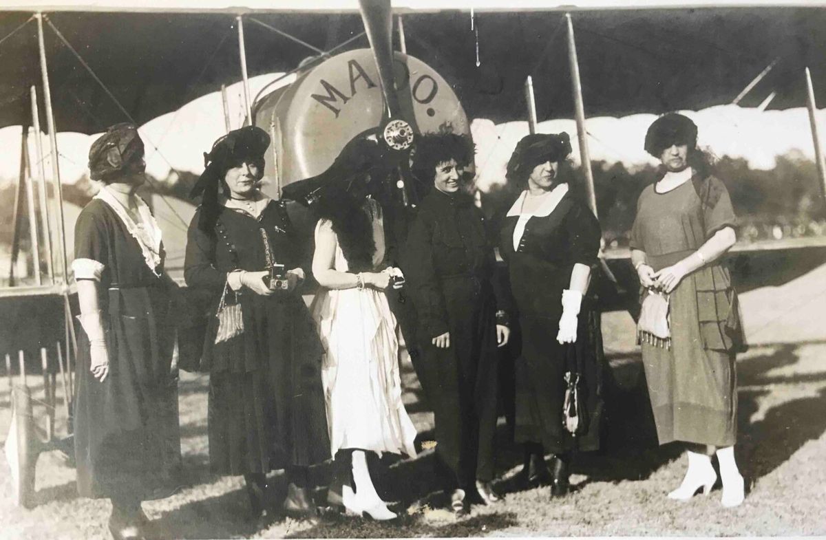 En 1934, su amiga, la periodista Louise Weiss (extremo derecho), le pidió su apoyo para la causa para que el voto femenino sea una realidad en Francia. Decididamente comprometida con ello, Adrienne (centro) sumó dos aviadoras a esta lucha: Hélène Boucher y Maryse Bastié hasta que, en 1945, hombres y mujeres votaron por igual en ese país.