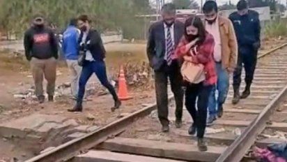 Su hijo no volvió a dormir, salió a buscarlo y lo encontró mutilado en las vías del tren