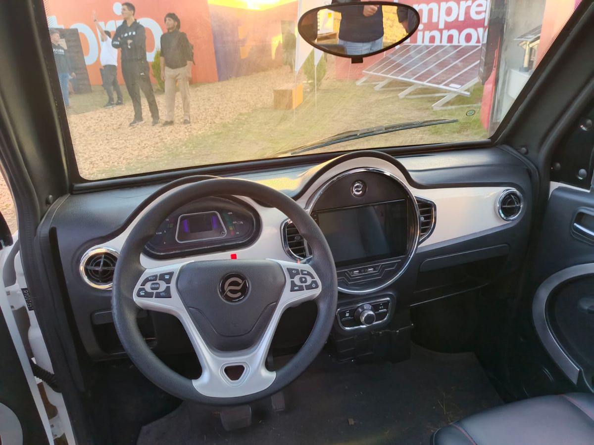 El modelo Tito, auto eléctrico exhibido en Agroactiva 2025, se carga en casa y no emite gases.