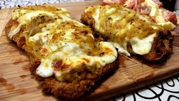 altText(Milanesas a la fugazzeta: la receta fácil con mucho queso y cebolla para lucirse en casa)}