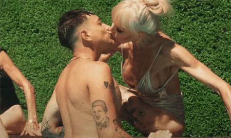 Adriana Aguirre le comió la boca a Paco Amoroso en su nuevo videoclip. Adriana Aguirre le comió la boca a Paco Amoroso en su nuevo videoclip.