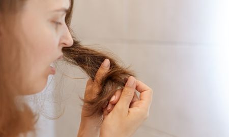 5 malos hábitos que dañan el cabello. 5 malos hábitos que dañan el cabello.