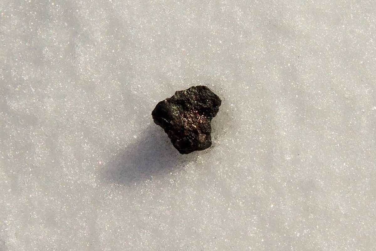 Fragmento del meteorito de Chebarkul. Fragmento del meteorito de Chebarkul.