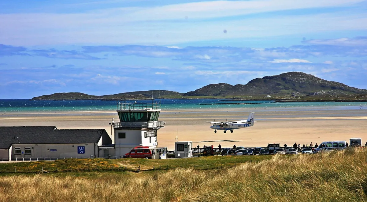 La primera vez que se utilizó la playa como pista de aterrizaje fue el 14 de junio de 1933 y, este particular aeródromo –también conocido como Barra Eoligarry Airport– se inauguró oficialmente para la operación de servicios aéreos regulares el 7 de agosto de 1936.