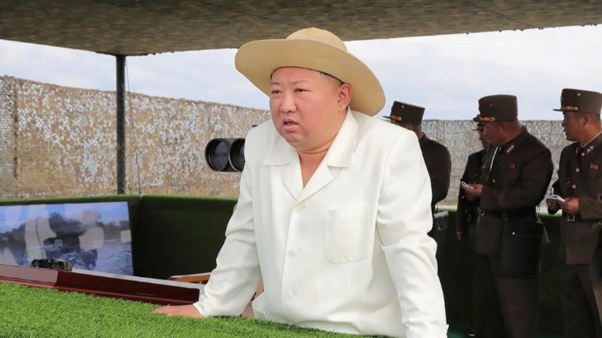 Kim Jong mira un ejercicio militar en octubre pasado