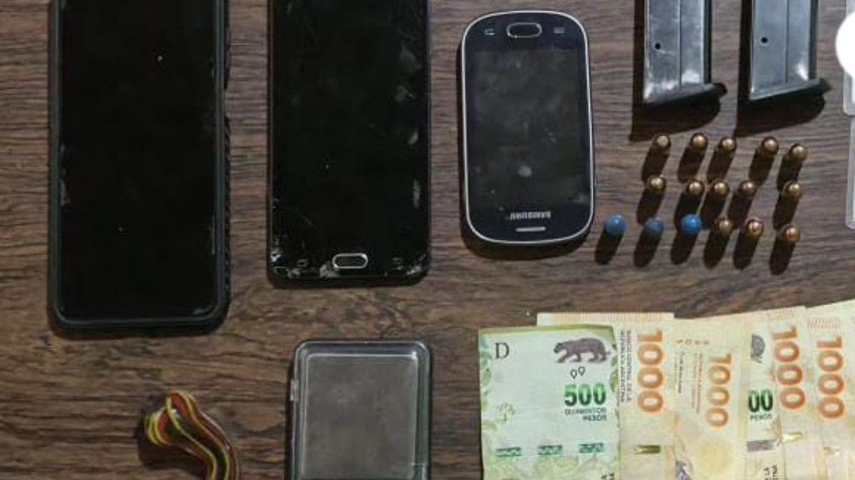 Tras requisar el veh&iacute;culo, las autoridades policiales secuestraron un arma de fuego Bersa Thunder 9 Pro calibre 9 mil&iacute;metros, con cargador y municiones.