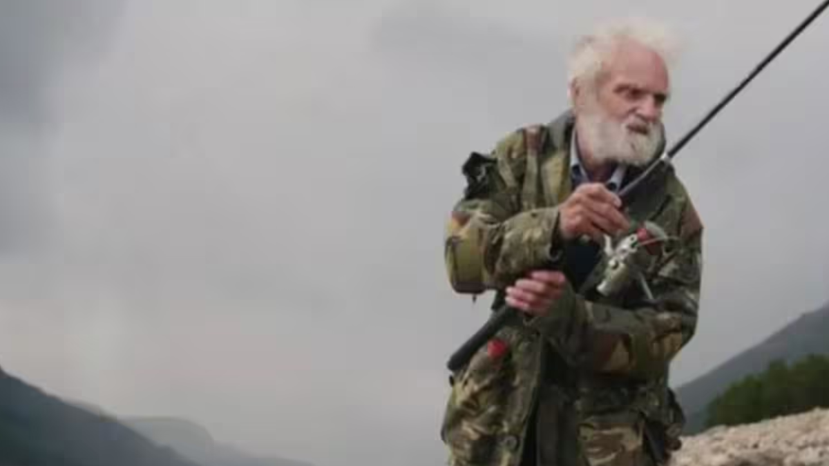 Ken Smith hoy tiene 74 años, y desde hace cuatro décadas vive en un solitario paraje en la región de las Tierras Altas de Escocia, donde lleva una vida de ermitaño.