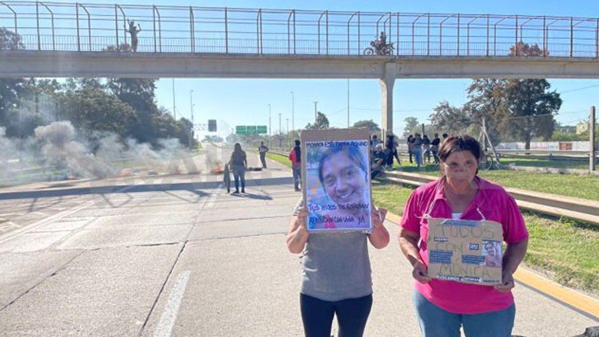 Familiares y amigos de M&oacute;nica Aquino volvieron a cortar el tr&aacute;nsito en Circunvalaci&oacute;n Oeste para reclamar por la aparici&oacute;n con vida de la joven.