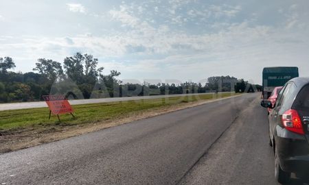 La fila de vehículos se desplegó unos 10 kilómetros en la autopista Santa Fe-Rosario. La fila de vehículos se desplegó unos 10 kilómetros en la autopista Santa Fe-Rosario.