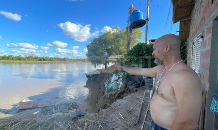 El río Colastiné se llevó el patio de más de diez metros de una vivienda y un quincho. El río Colastiné se llevó el patio de más de diez metros de una vivienda y un quincho.