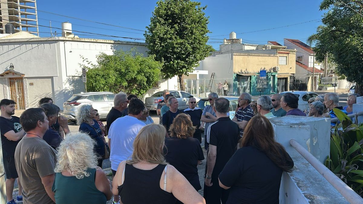 Los vecinos de barrio Candioti se reunieron en la esquina de Dorrego y Gobernador Candioti: hicieron un llamado a los medios por el hartazgo ante hechos de inseguridad.