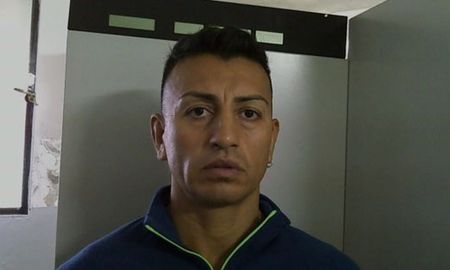Samuel Llanos, el fisicoculturista buscado como sospechoso del femicidio de su pareja Analía Maldonado, cuyo cuerpo fue hallado calcinado esta mañana en cercanías de la localidad bonaerense de Los Toldos, posee antecedentes penales por lesiones leves, violencia familiar y abuso sexual. Samuel Llanos, el fisicoculturista buscado como sospechoso del femicidio de su pareja Analía Maldonado, cuyo cuerpo fue hallado calcinado esta mañana en cercanías de la localidad bonaerense de Los Toldos, posee antecedentes penales por lesiones leves, violencia familiar y abuso sexual.