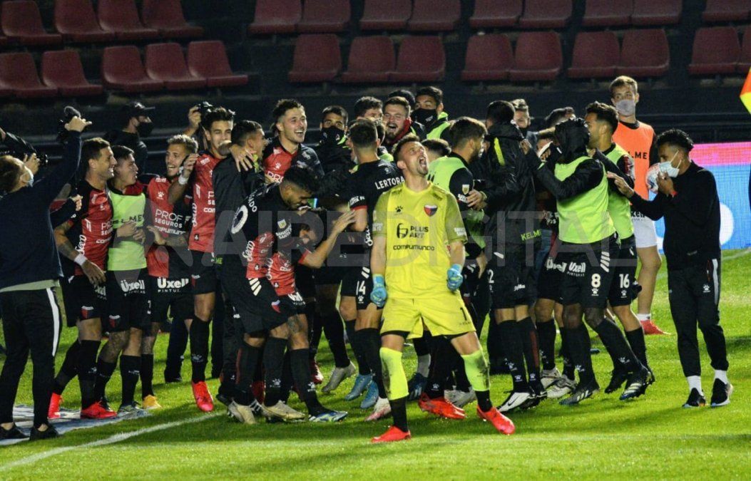 Colón venció a Talleres por penales y avanzó a las semifinales de la Copa de la Liga.
