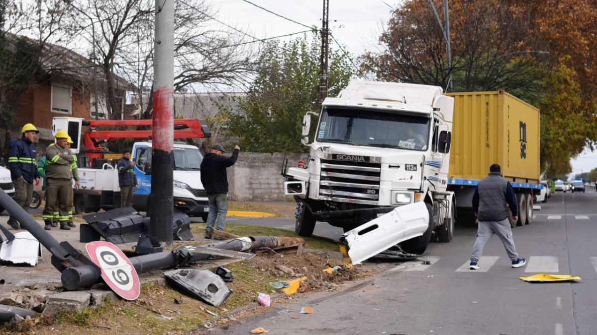 El camión terminó sobre la vereda luego de impactar contra dos vehículos estacionados, un semáforo y una columna de alumbrado público en avenida Pellegrini y Liniers.