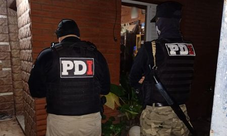 La Policía de Investigaciones allanó una vivienda y detuvo a un menor de 16 años por realizar amenazas virales. La Policía de Investigaciones allanó una vivienda y detuvo a un menor de 16 años por realizar amenazas virales.