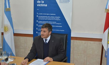 El fiscal regional de Rafaela, Diego Vigo, dejó sin efecto el artículo 1° de la Resolución que ordenaba a sus fiscales a cargo no solicitar ningún tipo de colaboración al Organismo de Investigación del MPA, al mando del exministro de Seguridad de Santa Fe, Marcelo Sain. El titular del MPA, Jorge Baclini informó lo resuelto al secretario de Justicia, Gabriel Somaglia. El fiscal regional de Rafaela, Diego Vigo, dejó sin efecto el artículo 1° de la Resolución que ordenaba a sus fiscales a cargo no solicitar ningún tipo de colaboración al Organismo de Investigación del MPA, al mando del exministro de Seguridad de Santa Fe, Marcelo Sain. El titular del MPA, Jorge Baclini informó lo resuelto al secretario de Justicia, Gabriel Somaglia.