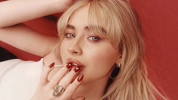 El vestido de Sabrina Carpenter en los Grammy 2025 y el mensaje oculto sobre su vida amorosa