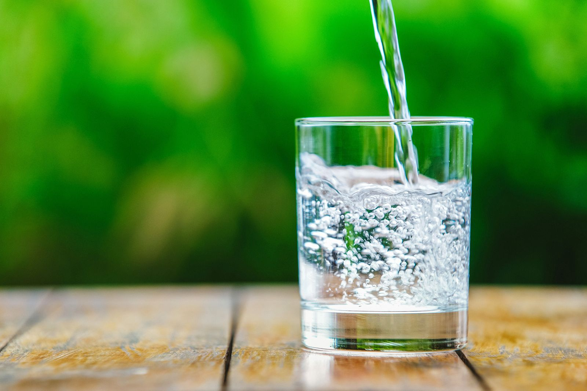 Tomar agua contribuye a reducir la ingesta de calorías innecesarias porque, a pesar de no aportar calorías, genera una sensación de saciedad.