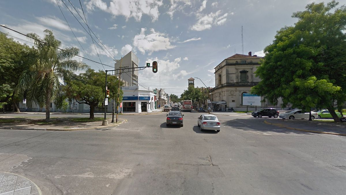 Hallaron a un joven desvanecido en Bulevar y 9 de Julio a la salida de un boliche