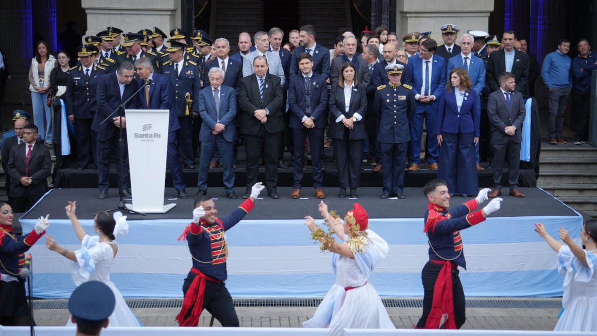 El gobernador Maximiliano Pullaro y el intendente Juan Pablo Poletti durante el acto del 25 de Mayo. El gobernador Maximiliano Pullaro y el intendente Juan Pablo Poletti durante el acto del 25 de Mayo.