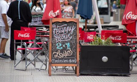 El lunes la Asociación Empresaria Hotelera Gastronómica de Santa Fe emitió un comunicado en el cual manifestaba el malestar que aqueja a sus asociados y calificaron la situación que atraviesan como insostenible. El lunes la Asociación Empresaria Hotelera Gastronómica de Santa Fe emitió un comunicado en el cual manifestaba el malestar que aqueja a sus asociados y calificaron la situación que atraviesan como insostenible.