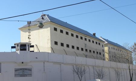 Se sospecha que el dinero se entregaba en el penal de Devoto y luego se repartía en el Servicio Penitenciario Federal. Se sospecha que el dinero se entregaba en el penal de Devoto y luego se repartía en el Servicio Penitenciario Federal.