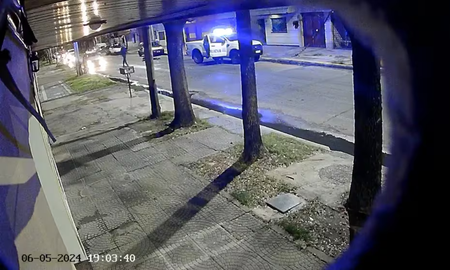 Un vecino fue arrastrado y atropellado por delincuentes que escapaban de la Policía en Lanús. Un vecino fue arrastrado y atropellado por delincuentes que escapaban de la Policía en Lanús.
