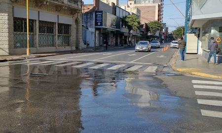 Hiólito Irigoyen y Rivadavia: uno de los sectores donde se registró un desperfecto con pérdida de agua Hiólito Irigoyen y Rivadavia: uno de los sectores donde se registró un desperfecto con pérdida de agua