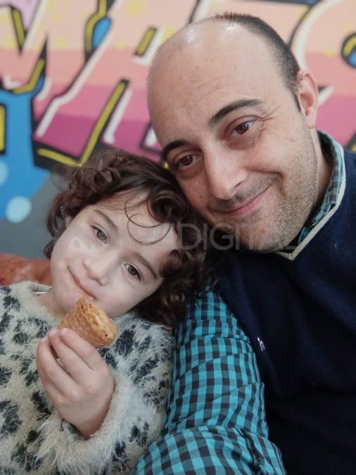 Iván Marizza y Agustina, una niña de tres años que nació prematura y tuvo que pasar 53 días en neonatología.