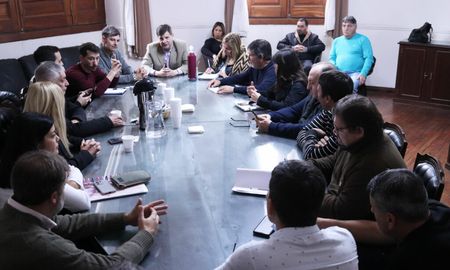 Festram llegó a un acuerdo salarial con representantes de intendentes y presidentes comunales. Festram llegó a un acuerdo salarial con representantes de intendentes y presidentes comunales.