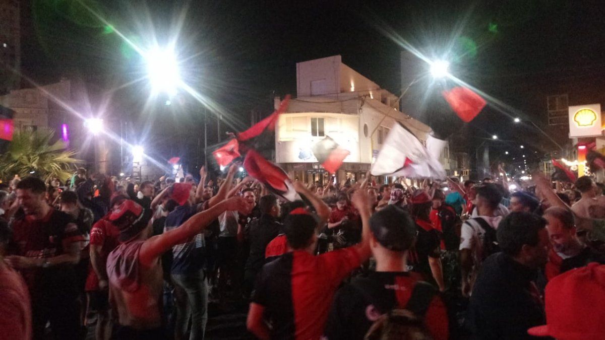 El festejo sabalero: las mejores imágenes del delirio de los hinchas por las calles de Santa Fe