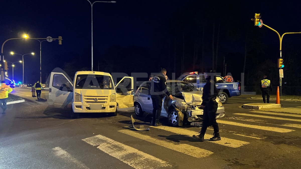 El accidente entre un auto y una furgoneta ocurrió en el kilómetro 4.5 de la Ruta 1.