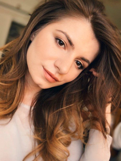 La viajera que le pide besos a extraños para tomar fotos emblemáticas en sus destinos