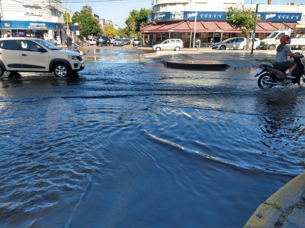 El agua que comenzó a expandirse sobre Salvador Caputto 3400 cubrió varias cuadras a la redonda.