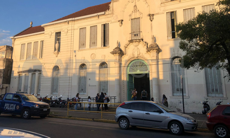 Un móvil policial custodia en la Escuela Almirante Brown, tras las amenazas en redes sociales sobre una presunta masacre. Un móvil policial custodia en la Escuela Almirante Brown, tras las amenazas en redes sociales sobre una presunta masacre.