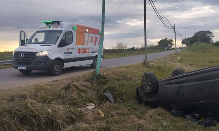 Se quedó dormido, perdió el control del auto y volcó en el Acceso Norte de Santo Tomé Se quedó dormido, perdió el control del auto y volcó en el Acceso Norte de Santo Tomé