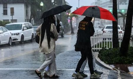 Sin bajar su intensidad y con vientos de 100 kilómetros por hora, la tormenta tropical Eta tocó esta madrugada los Cayos de Florida, donde provocó fuertes lluvias y oleajes, y podría aumentar a categoría de huracán, informó el Centro Nacional de Huracanes (CNH) de Estados Unidos. Sin bajar su intensidad y con vientos de 100 kilómetros por hora, la tormenta tropical Eta tocó esta madrugada los Cayos de Florida, donde provocó fuertes lluvias y oleajes, y podría aumentar a categoría de huracán, informó el Centro Nacional de Huracanes (CNH) de Estados Unidos.