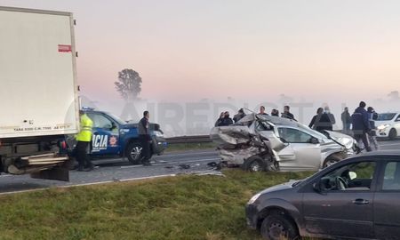 Accidente en la autopista Santa Fe-Rosario mano al sur. A pocos metros de allí, hubo otro accidente múltiple en la mano contraria. Accidente en la autopista Santa Fe-Rosario mano al sur. A pocos metros de allí, hubo otro accidente múltiple en la mano contraria.