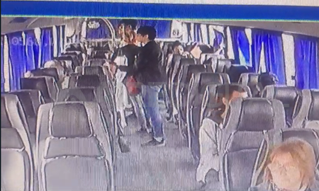 Video: un pasajero de la Continental se robó una cortina Video: un pasajero de la Continental se robó una cortina