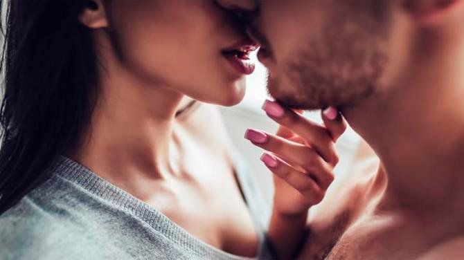 ¿Te gusta morder a tu pareja mientras lo besas? Te explicamos por qué